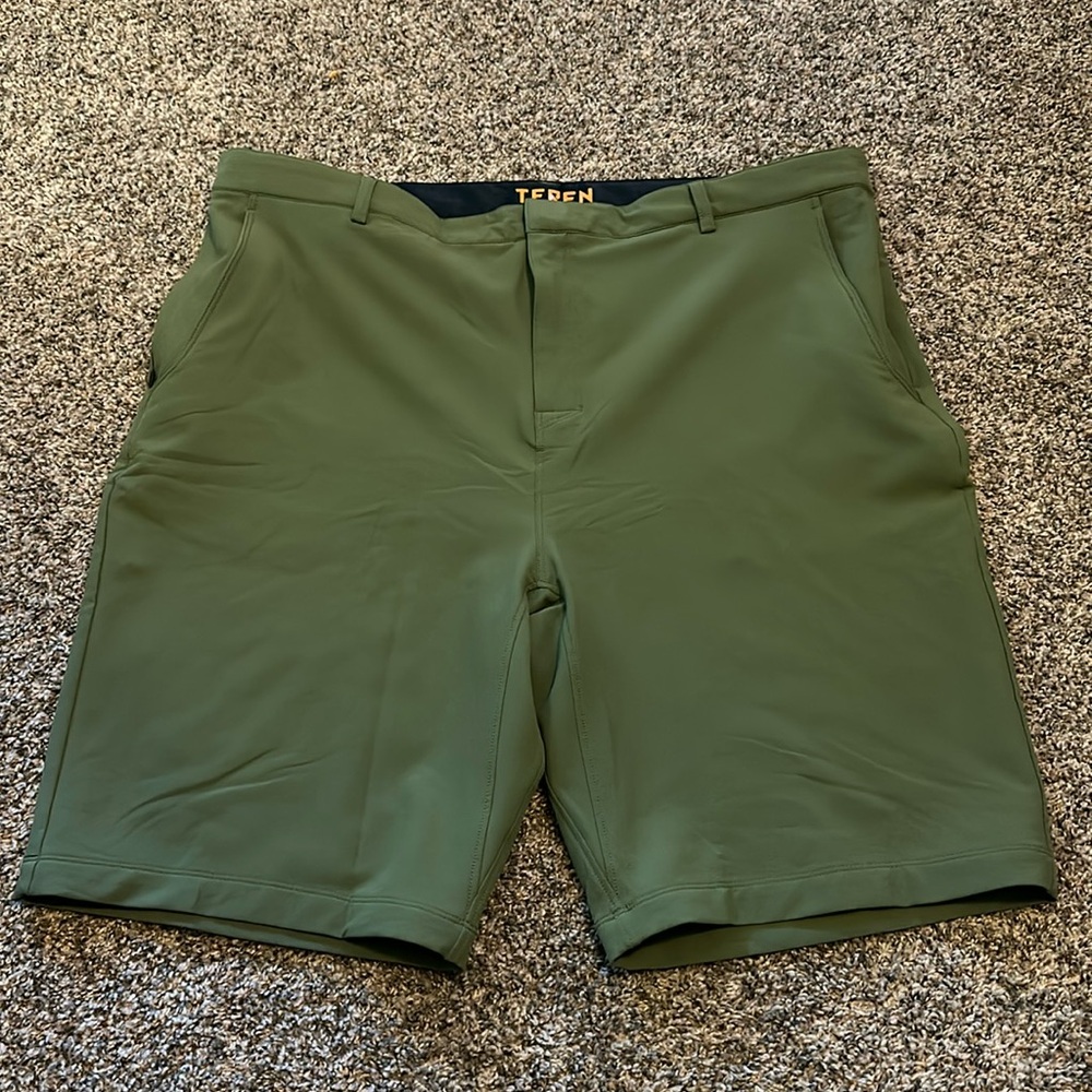 Teren Designs Men's Green Shorts Size 40. Small hole at magnet closure. Fixable